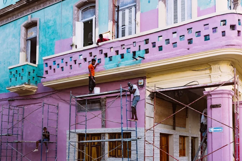 Pracownik na budowie podczas prac remontowych