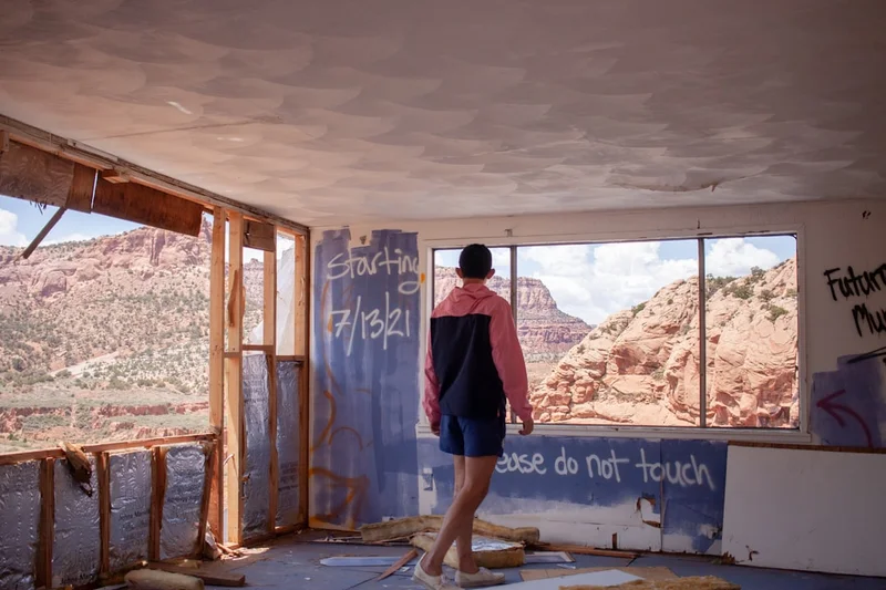 Profesjonalny pracownik przed budynkiem